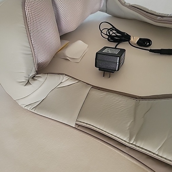 HoMedics NMS-620H Quad-Action Shiatsu Massager for Neck & Shoulders w/Heat Works - Picture 4 of 5